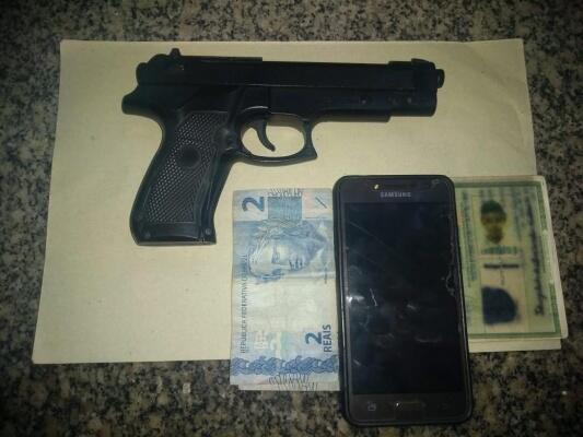 O adolescente tentou se desfazer da arma quando viu a guarnição (Foto: Divulgação)