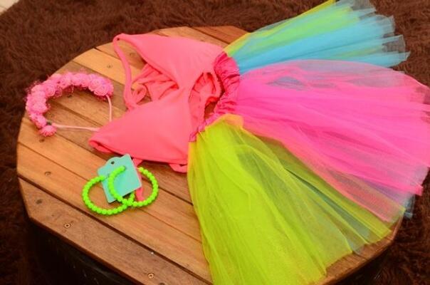 Entre os itens estão, brincos, colares, tiaras, blusas, tops e saias de tule, que são vendidas a preços acessíveis (Foto: Nilzete Franco/FolhaBV)