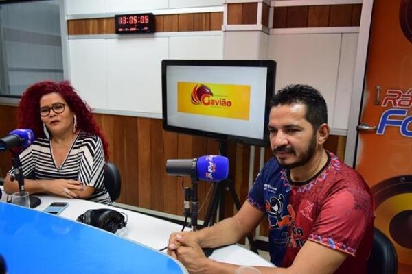 O Quem é Quem é apresentado pela radialista Cida Lacerda (Foto: Diane Sampaio/FolhaBv)
