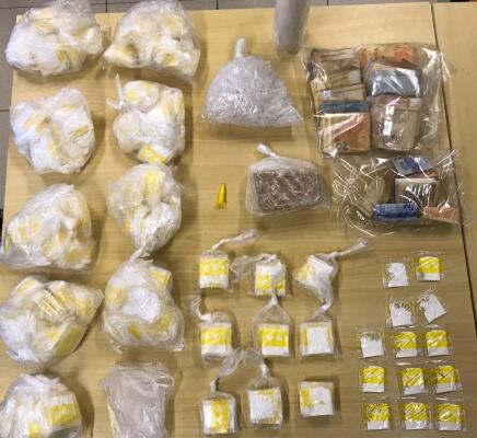 Os policiais encontraram, no imóvel, aproximadamente R$ 13 mil em espécie, além de drogas (Foto: Divulgação PF-SP)