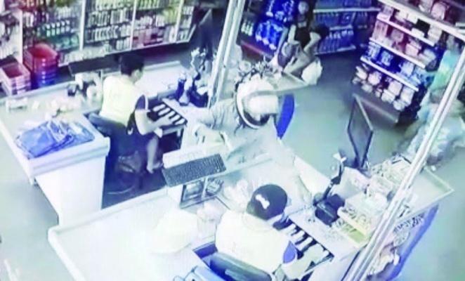 A arma utilizada para ameaçar os clientes e funcionários não foi encontrada (Foto: Divulgação)