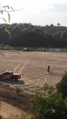 Os bombeiros transportaram o corpo até a margem e entregaram para o Instituto Médico Legal (Foto: Divulgação)