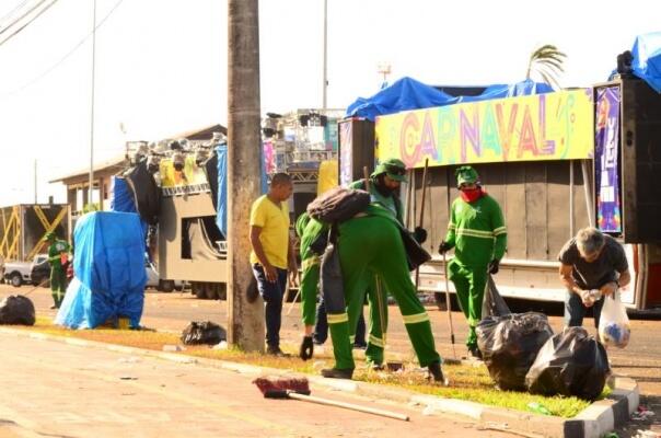 A sujeira marca o cenário onde antes havia a alegria do Carnaval (Foto: Nilzete Franco/FolhaBV)