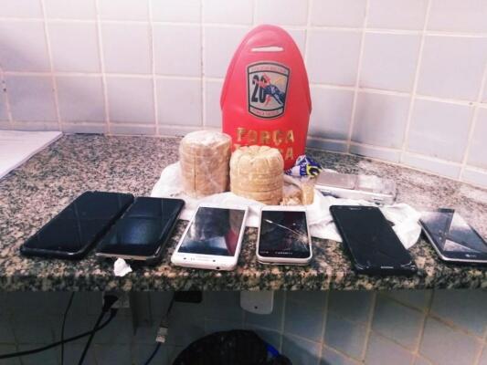 A dupla estava em posse de aparelhos celulares e 932 gramas de pasta base (Foto: Aldenio Soares)