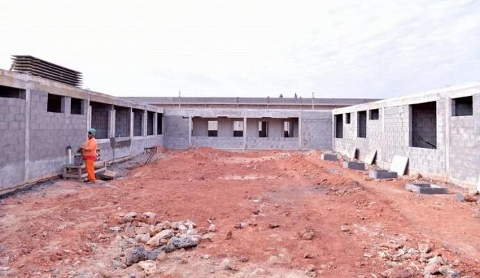 No dia em que deveria ser entregue, parte do muro da Cadeia Pública ainda estava quebrado (Foto: Nilzete Franco/FolhaBV)