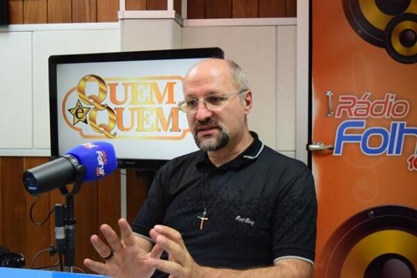 O vigário Lúcio Nicoletto foi o entrevistado desta terça-feira (Foto: Diane Sampaio/FolhaBV)