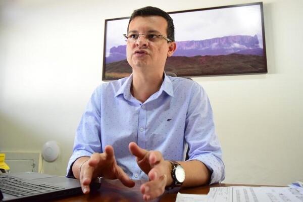 Economista Fábio Martinez explica por que a moeda brasileira está tão desvalorizada (Foto: Diane Sampaio/FolhaBV)