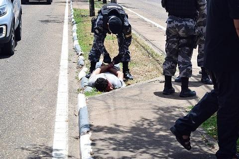 O homem foi detido por agentes do Canil da Polícia Militar (Foto: Diane Sampaio/FolhaBV)