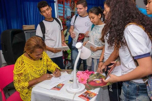 Elienai Menezes é mestre em educação, cantora, compositora e escritora (Foto: Divulgação) Elienai Menezes é mestre em educação, cantora, compositora e escritora (Foto: Divulgação)