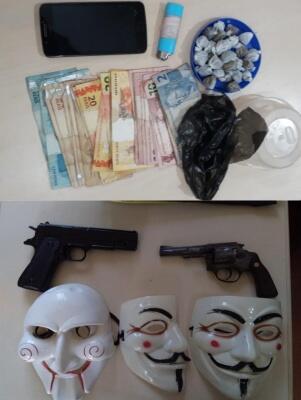 Em Rorainópolis foram apreendidas 28 trouxinhas e dinheiro; Em Normandia, a polícia encontrou drogas e armas (Foto: Divulgação/Polícia Civil)