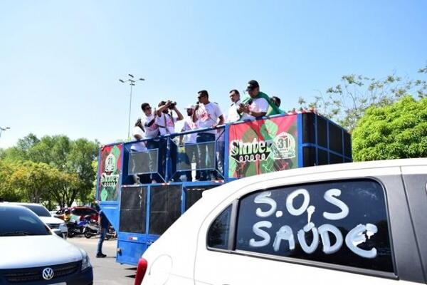 Cerca de 250 manifestantes se reuniram em frente ao Palácio Senador Hélio Campos (Foto: Diane Sampaio/FolhaBV)