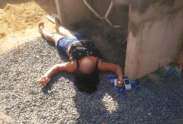 Mulher foi encontrada ao lado de um tanque de lavar roupa (Foto: Aldenio Soares)