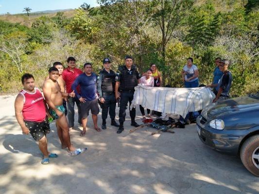 Com a ajuda de outras pessoas, o sargento improvisou uma maca para imobilizar e resgatar a vítima (Foto: Divulgação)