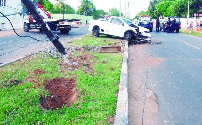 A força do impacto retirou o poste do chão e espalhou pedaços da estrutura pela via (Foto: Aldenio Soares)