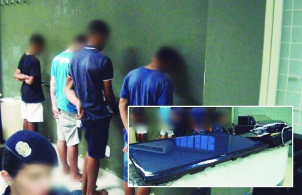 Os quatro adolescentes foram conduzidos ao 5º DP e liberados em seguida (Foto: Aldenio Soares)
