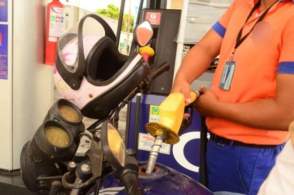 Preços nas bombas estão na casa de R$ 4,30 por litro na capital, e nenhuma queda foi sentida pelo consumidor (Foto: Nilzete Franco/Folha BV)