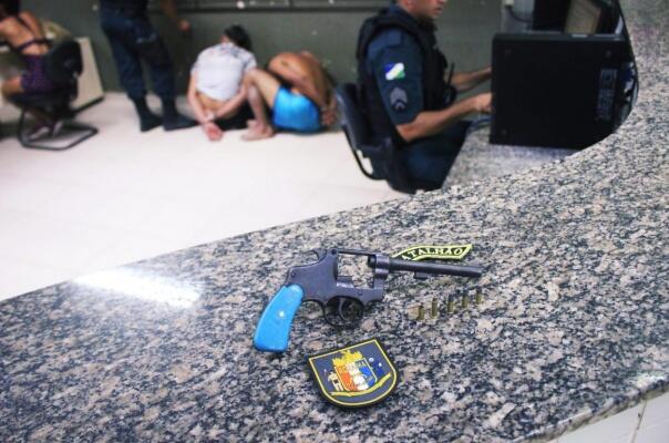 Os suspeitos foram presos e levados para o Plantão Central do 5º Distrito Policial (Foto: Aldenio Soares)