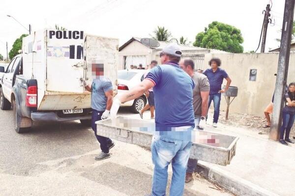 Vítima foi agredida na calçada, em frente a sua casa, na presença da família (Foto: Diane Sampaio/FolhaBV)