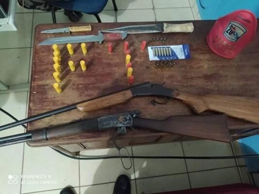 As armas, munições e facas foram encontradas no sítio do idoso após a prisão (Foto: Polícia Militar/CCI)