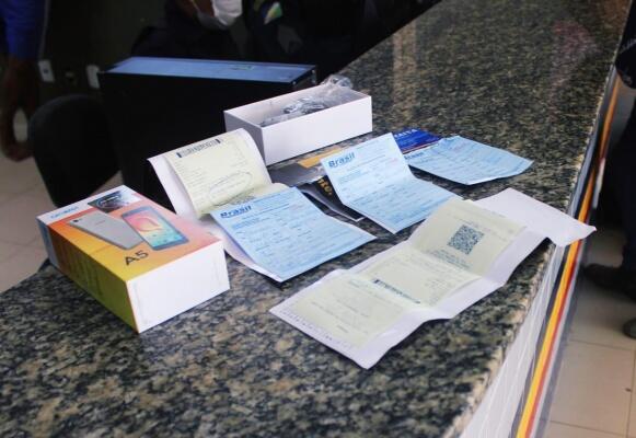 Além do cartão, foi apreendido um aparelho celular, três passagens de Manaus para Porto Velho, uma mochila, um recibo de hospedagem e um relógio (Foto: Aldenio Soares)
