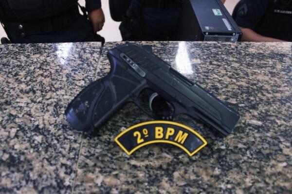 Os dois foram encaminhados para o Plantão Central, e devem ser autuados por porte ilegal de arma (Foto: Aldenio Soares)