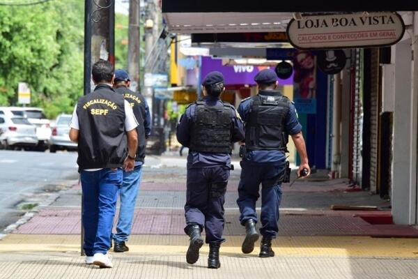 Policias durante fiscalização na Jaime Brasil (RR) — Foto: Nilzete Franco