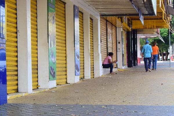 As lojas do centro da cidade permaneceram fechadas na manhã desta segunda-feira (Foto: Nilzete Franco/FolhaBV)