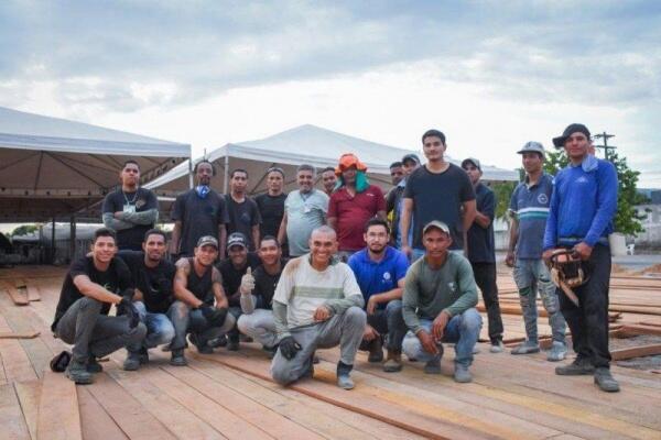 Trabalhadores venezuelanos e brasileiros que atuam com a Operação Acolhida e agências da ONU para concluir a APC de Boa Vista. Foto: Allana Ferreira/ACNUR