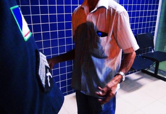 A dupla fugia de um assalto cometido na casa de um policial militar aposentado (Foto: Aldenio Soares/FolhaWeb)