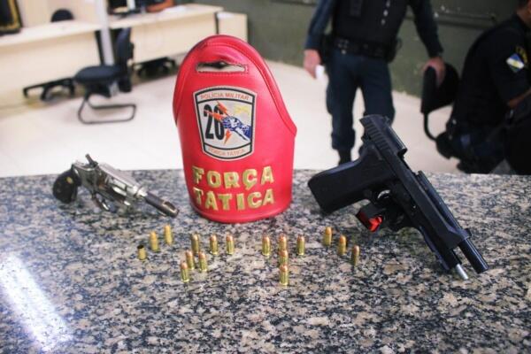 A pistola da dupla foi apreendida com 16 munições intactas e uma deflagrada (Foto: Aldenio Soares/FolhaWeb)
