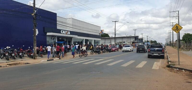 Fila de pessoas em uma das agências da Caixa em Boa Vista (Foto:Divulgação)