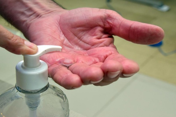 O álcool em gel deve ser utilizado em lugares onde não é possível lavar as mãos (Foto: Nilzete Franco/FolhaBV)