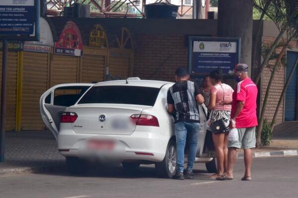 A FolhaBV flagrou motoristas de táxis-lotação transportando um número de passageiros acima do permitido no decreto (Foto: Nilzete Franco/FolhaBV)