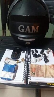 Com o rapaz, foram encontrados nove invólucros de maconha escondidos em uma caixa de cigarros (Foto: Divulgação)