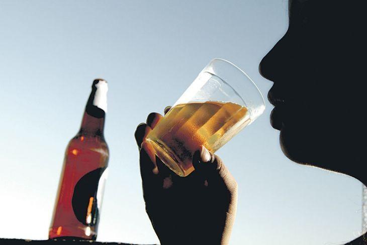A cerveja gelada é considerada por muitos um antídoto natural contra o calor, mas ela pode ser uma das respónsáveis por uma severa desidratação (Foto: Divulgação)