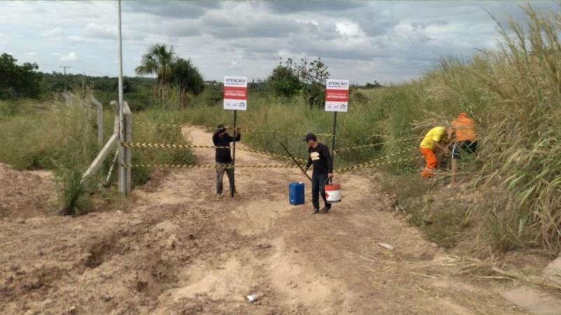 Foram instaladas placas com aviso de restrição sanitária por risco de contaminação do Coronavírus (Foto: PMBV)
