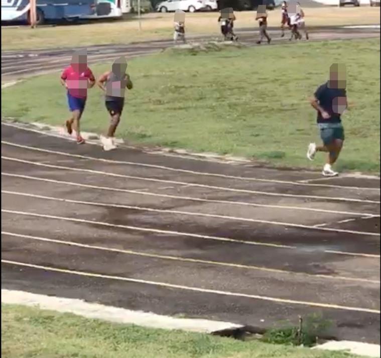 Um vídeo gravado por um participante mostra vários candidatos fazendo o teste de corrida com a máscara abaixada (Foto: Reprodução)
