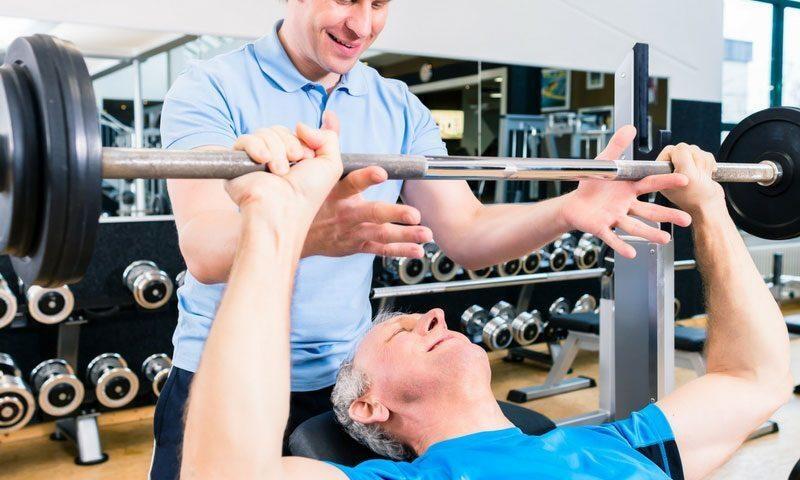 Outras vantagens da musculação na terceira idade envolvem o fortalecimento de ligamentos, tendões e articulações (Foto: Divulgação)