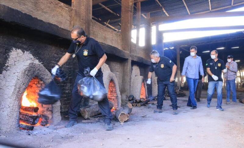 Materiais estão sendo incinerados (Foto: Nilzete Franco/FolhaBV)