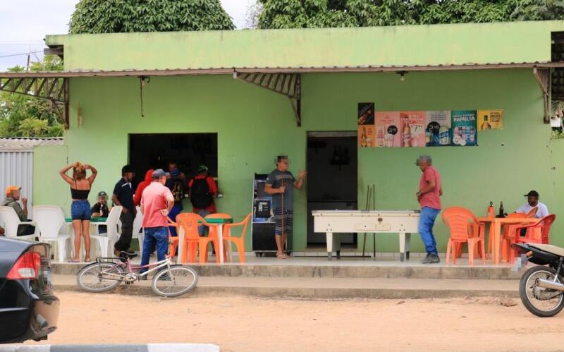 Conforme decreto municipal, bares não podem trabalhar com o consumo de bebidas alcoólicas no estabelecimento (Fotos: Nilzete Franco)