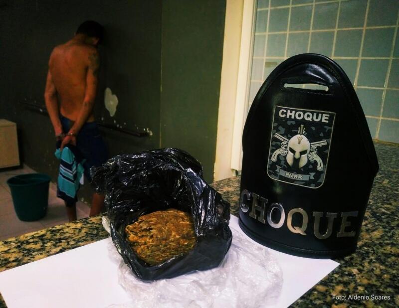 Droga foi encontrada no quintal da residência (Foto: Aldênio Soares)