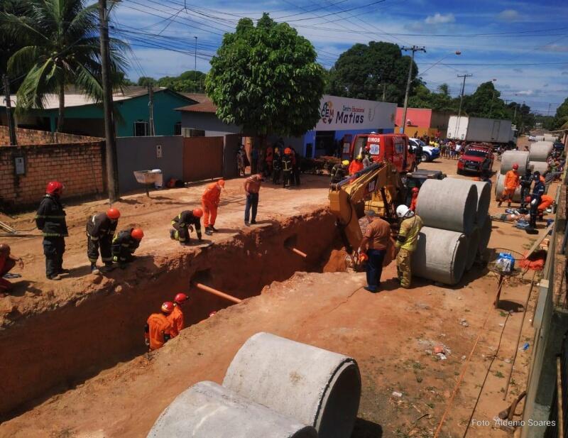 Trabalhadores ficaram soterrados  (Foto: Aldênio Soares)