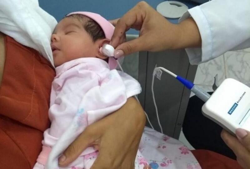 O exame que pode ser feito de forma gratuita é indolor e muito rápido e é a principal ferramenta para identificar possíveis alterações na audição do bebê (Foto: Divulgação)