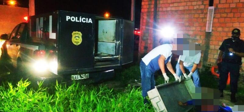 Corpo foi removido pelo IML; polícia ainda procura por suspeito (Fotos: Aldênio Soares)