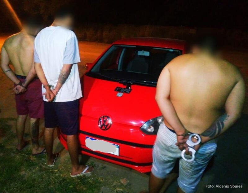 O carro seria alugado pela família de um dos suspeitos, para que ele trabalhasse como motorista de aplicativo (Fotos: Aldenio Soares)