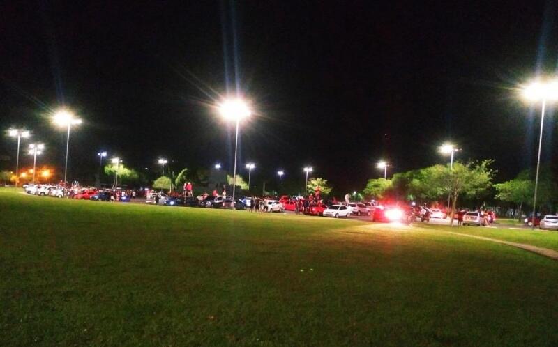 Por volta das 22h, cerca de 500 torcedores se aglomeraram nas praças para comemorar a vitória do Flamengo (Foto: Aldênio Soares)