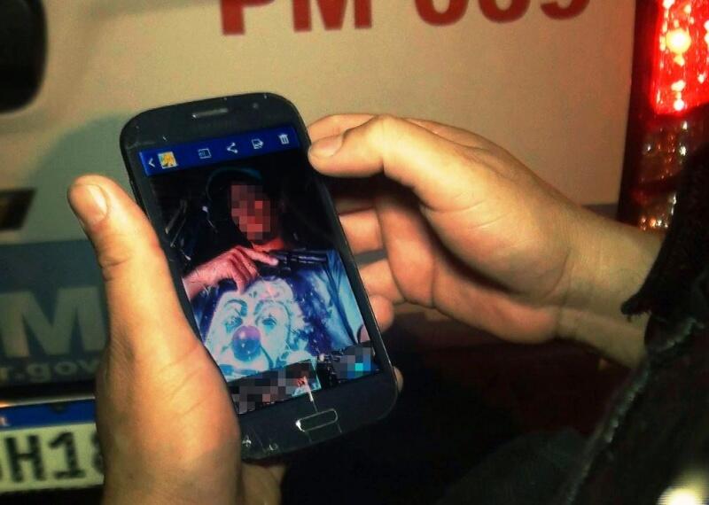 No celular do passageiro foram encontradas fotos dele com uma camisa com estampa de um palhaço e uma arma (Foto: Aldenio Soares)