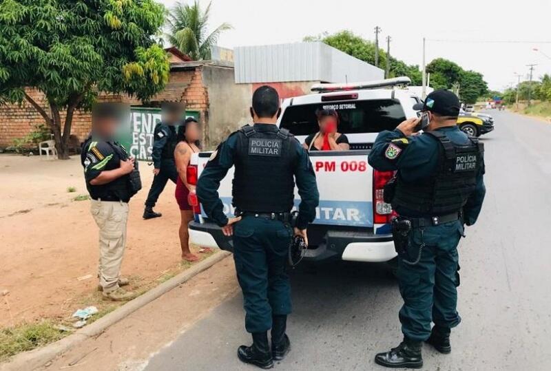 A jovem foi levada para a delegacia para as devidas providências (Foto: Aldênio Soares)