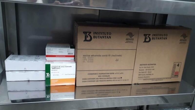 As novas doses foram recebidas no Aeroporto Internacional de Boa Vista pelas equipes de Vigilância Epidemiológica Estadual e MS (Foto: Divulgação)