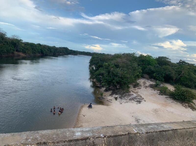 Grupo de pessoas em balneário público (Foto: Equipe FolhaBV)